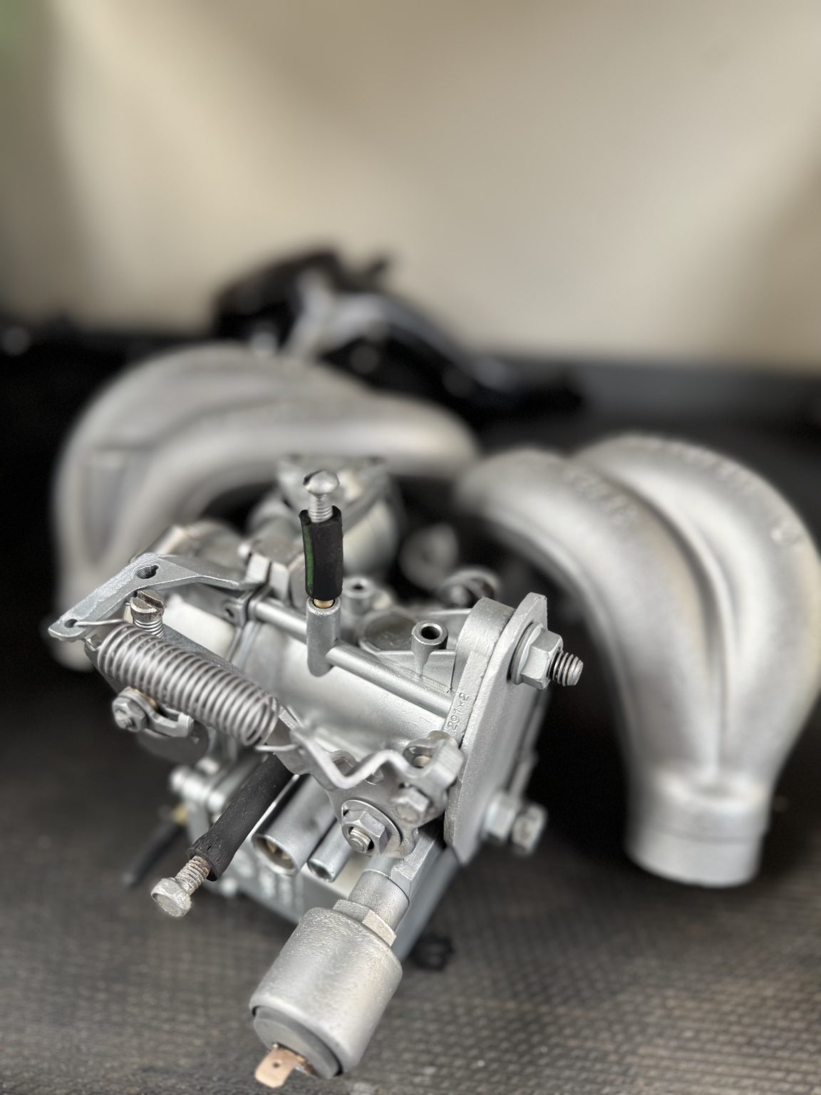 Vapour blasted carburettor